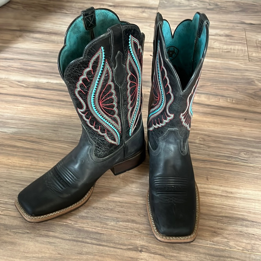 Worn once but too big! Beautiful black Ariat cowboy boots